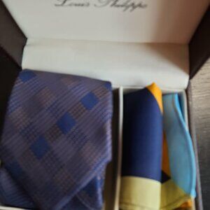 A combo box of Tie and Pocket Square set of Louis Philippe